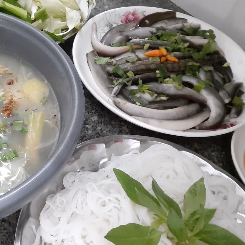 Nồi lẩu cá chạch nấu mẻ nóng hổi, chuẩn vị miền Tây