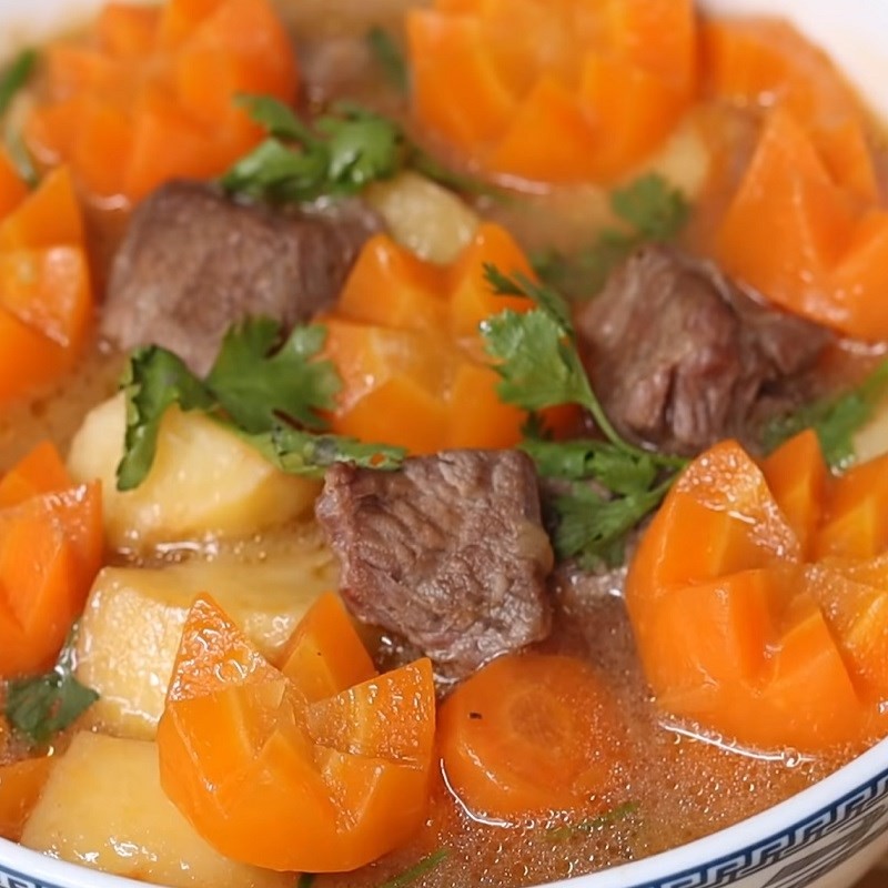 Tô canh thịt bò khoai tây cà rốt thơm ngon, nóng hổi đã sẵn sàng thưởng thức