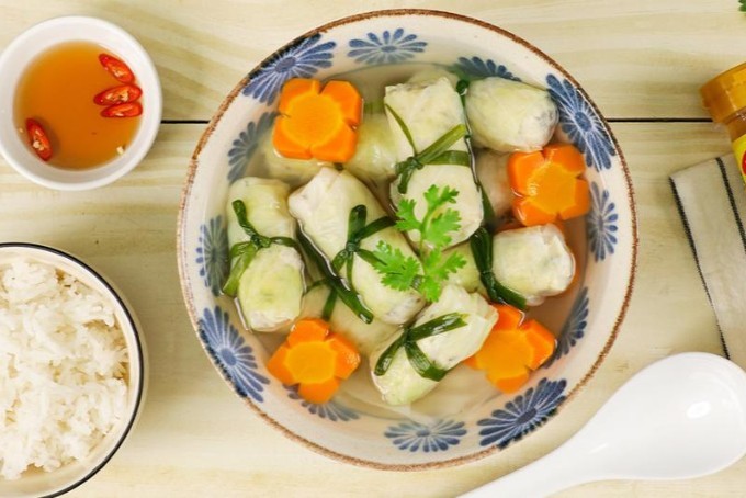 Tô canh bắp cải cuốn thịt thơm ngon, hấp dẫn