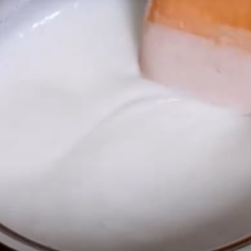 Đĩa gà xào măng hoàn chỉnh với hành lá và ớt trang trí