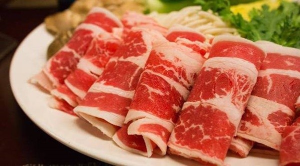 Thịt ba chỉ bò thái lát mỏng, chuẩn bị cho món lẩu và cách nấu thịt bò nhúng