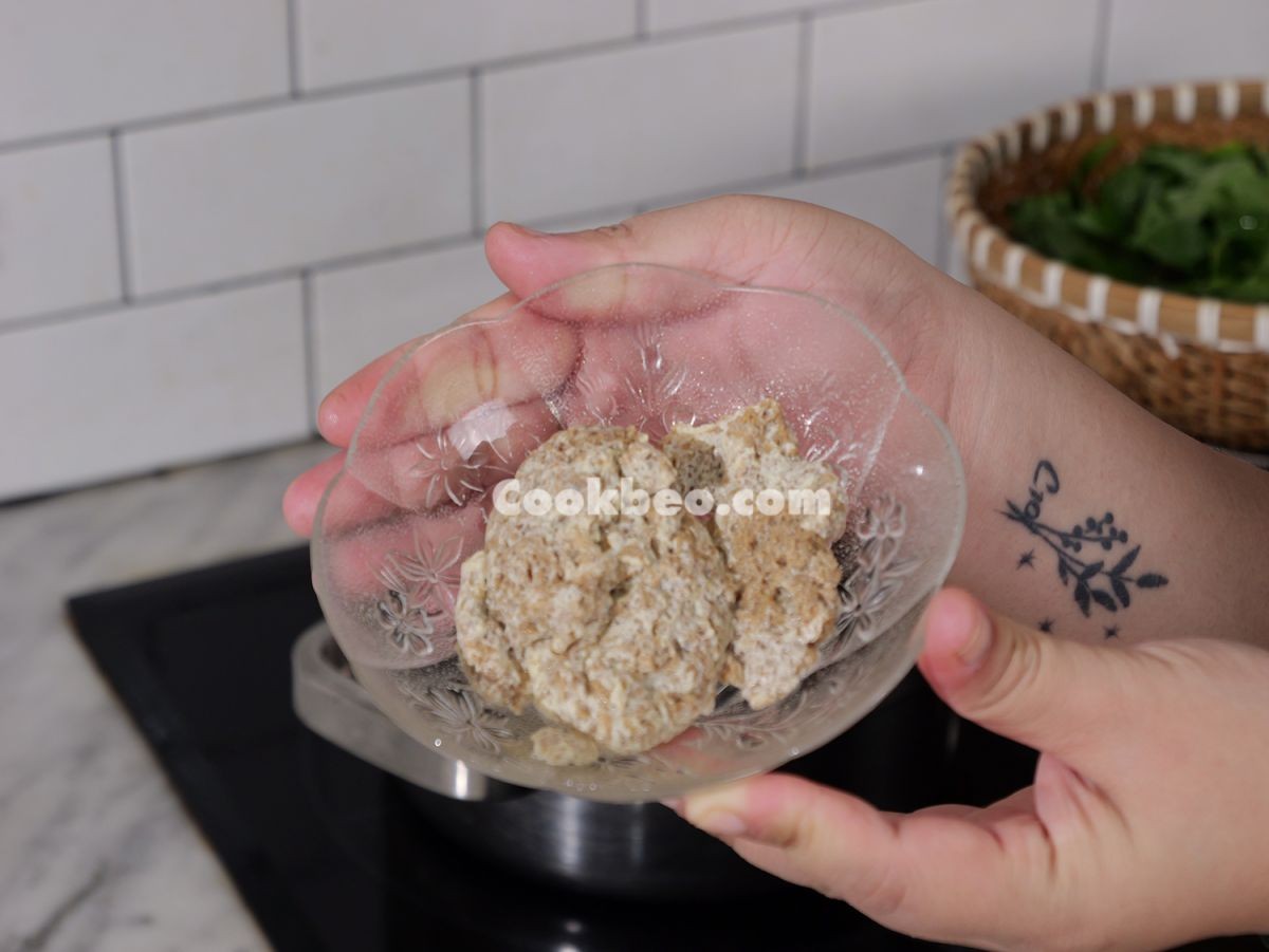 Thịt cua đồng đã đóng bánh và được vớt ra