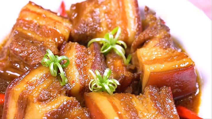 Thịt heo khối kho rệu với trứng cút đậm đà, hấp dẫn, chuẩn hương vị miền Tây.