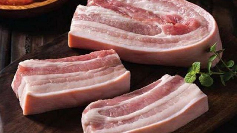 Miếng thịt ba chỉ heo tươi ngon, có tỷ lệ nạc mỡ cân đối, là lựa chọn lý tưởng cho cách kho thịt bằng nồi nấu chậm
