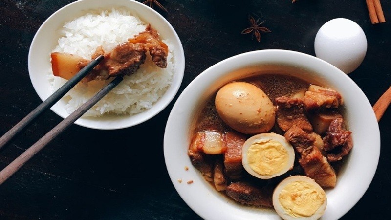 Món thịt kho tàu thành phẩm thơm ngon, mềm rục, đậm đà được trình bày trên đĩa, sẵn sàng thưởng thức sau khi kho bằng nồi nấu chậm