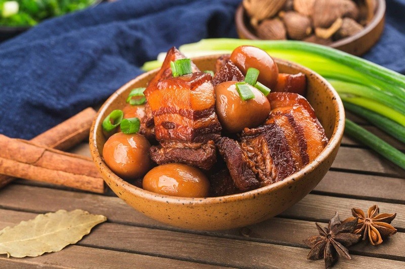 Miếng thịt ba chỉ tươi ngon, biểu tượng cho những lưu ý quan trọng để có món thịt kho tàu hoàn hảo khi kho bằng nồi nấu chậm