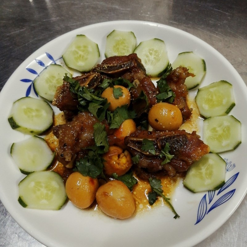 Món sườn non kho trứng cút trang trí rau ngò rí tươi xanh