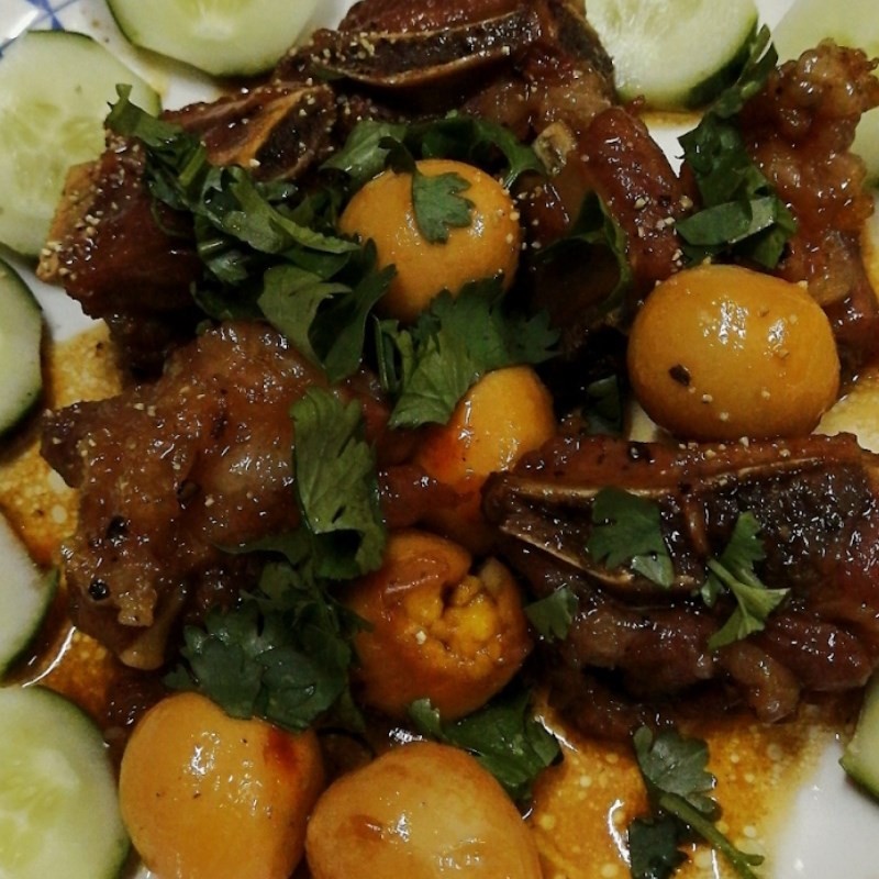 Cận cảnh miếng sườn non và trứng cút kho thấm vị