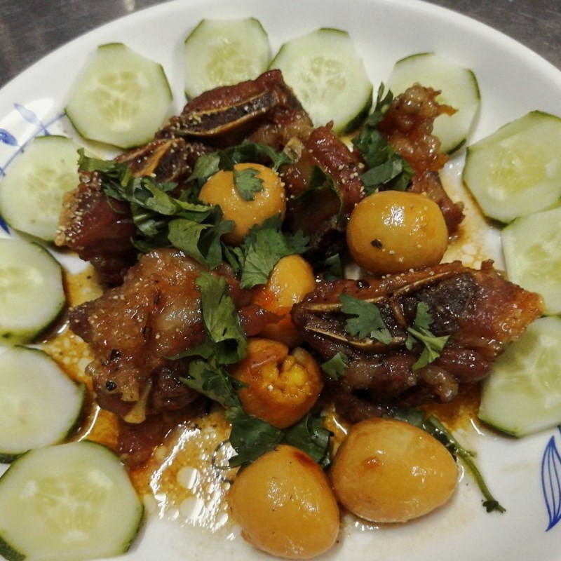 Sườn non kho trứng cút thành phẩm thơm ngon, hấp dẫn