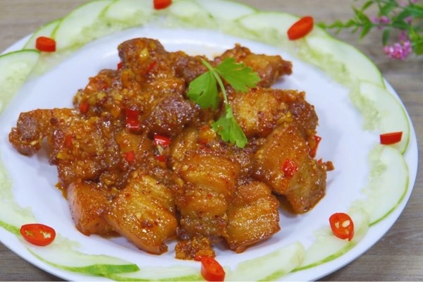 Món thịt rang cháy cạnh nước mắm tỏi ớt đậm đà, hấp dẫn trên bàn ăn