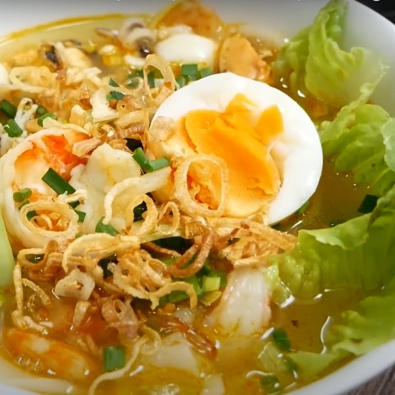 Bánh canh phồng tôm thơm ngon, nóng hổi