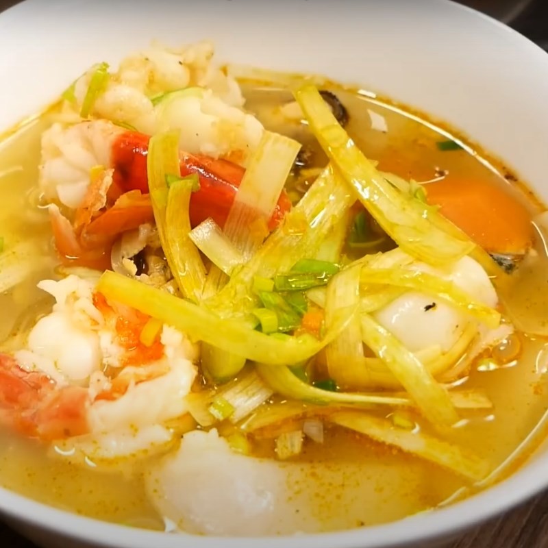 Tô bánh canh phồng tôm đầy ắp topping hấp dẫn