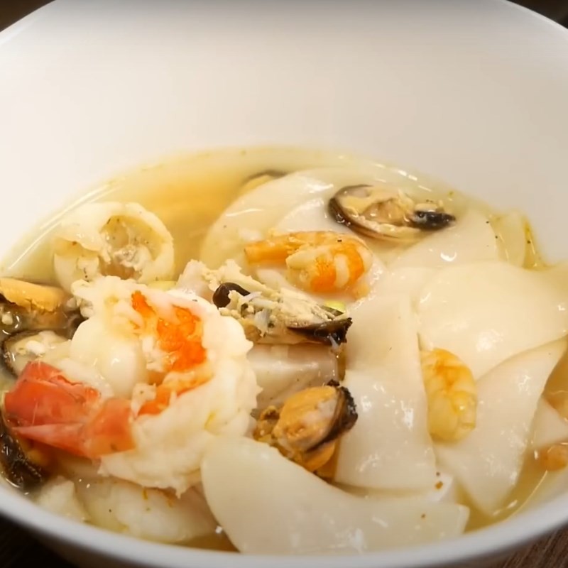 Thưởng thức món bánh canh phồng tôm hải sản