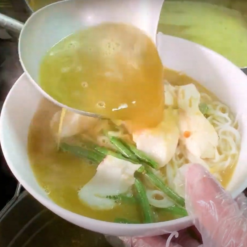 Bước 4.1 Tô bún cá bò thơm ngon với đầy đủ topping