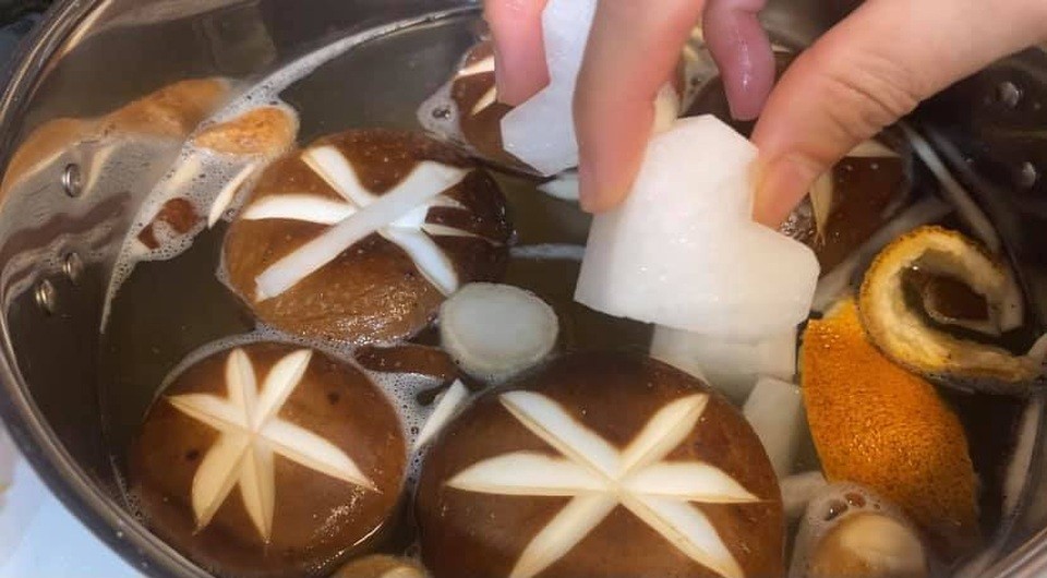 Tô mì nước gà tiềm nóng hổi, đầy đủ sợi mì, thịt gà, nấm và rau cải, sẵn sàng thưởng thức