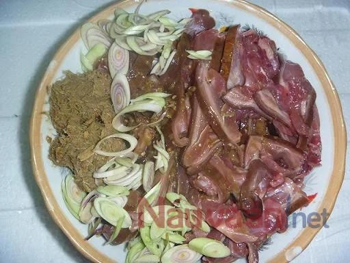 Hình ảnh sơ chế thịt mèo đúng cách, sạch sẽ để chuẩn bị nấu lẩu mèo rau má.