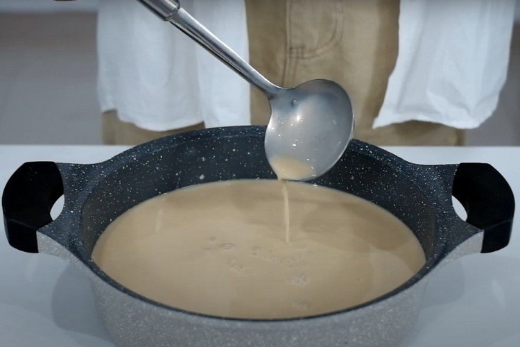 Pha trà sữa Oolong nhài với sữa bột và đường