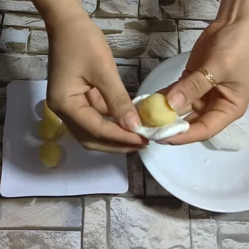 Vo viên nhân đậu xanh nhỏ gọn, chuẩn bị bọc lớp vỏ bánh trôi nước