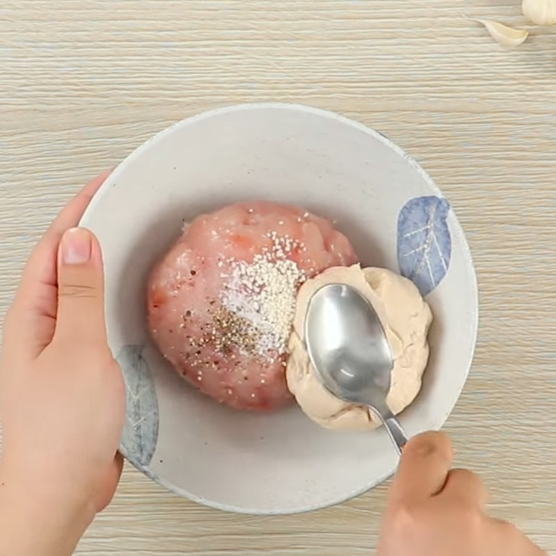 Hướng dẫn trộn cá thác lác và giò sống để làm chả cá dai ngon