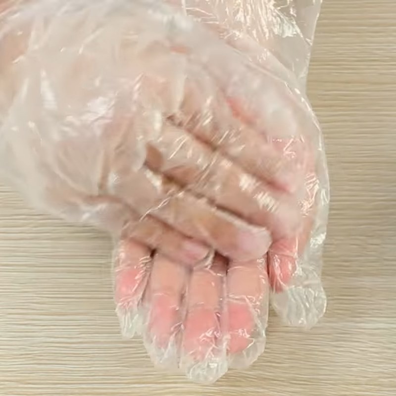 Thoa dầu ăn lên tay trước khi vo viên chả cá thác lác