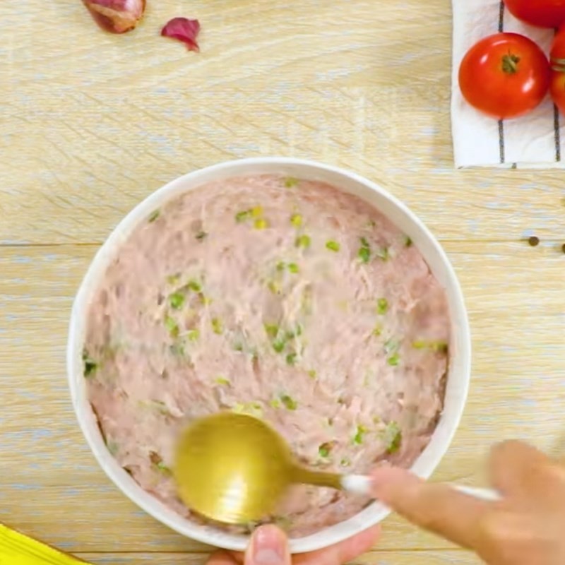 Vo viên chả cá thác lác thành từng viên nhỏ, tròn đều