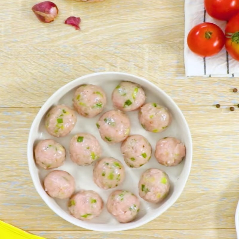 Những viên chả cá thác lác đã được vo viên sẵn sàng cho món canh