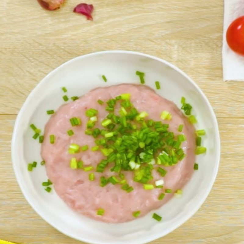 Trộn chả cá thác lác cùng hành lá và gia vị