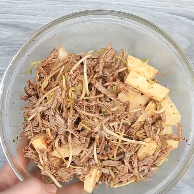 Trộn đều thịt bò và rau củ với sốt cay tạo hương vị đặc trưng