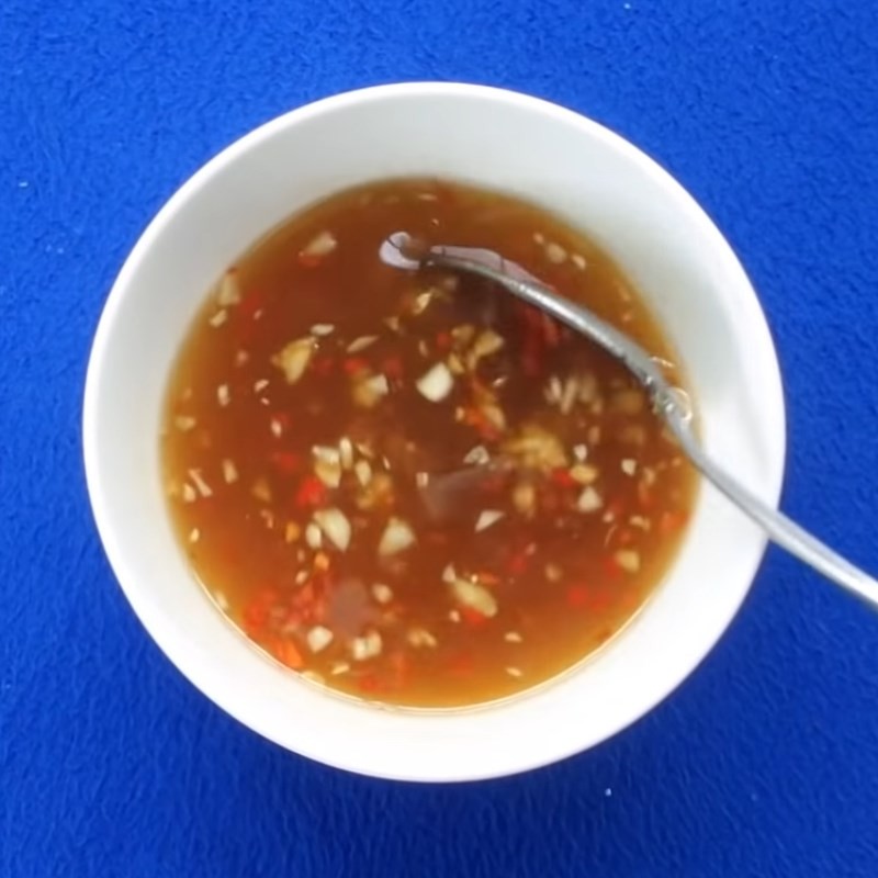 Làm nước chấm me chua ngọt đặc trưng của miền Tây
