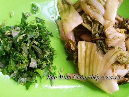 Trứng cá trắm tươi được làm sạch sẵn sàng cho cách nấu cá sốt dưa chua