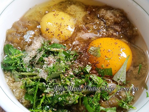 Trứng cá đánh tan cùng trứng gà và gia vị, chuẩn bị chiên giòn để làm món cá sốt dưa chua