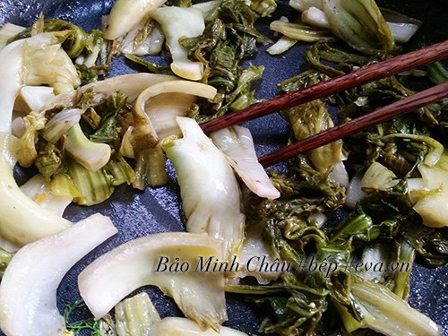 Phi thơm hành và xào dưa chua, tạo nền sốt hấp dẫn cho món cá sốt dưa chua