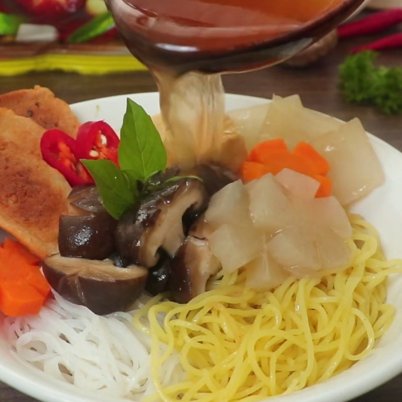 Hoàn thành món hủ tiếu mì chay với nước dùng nóng hổi