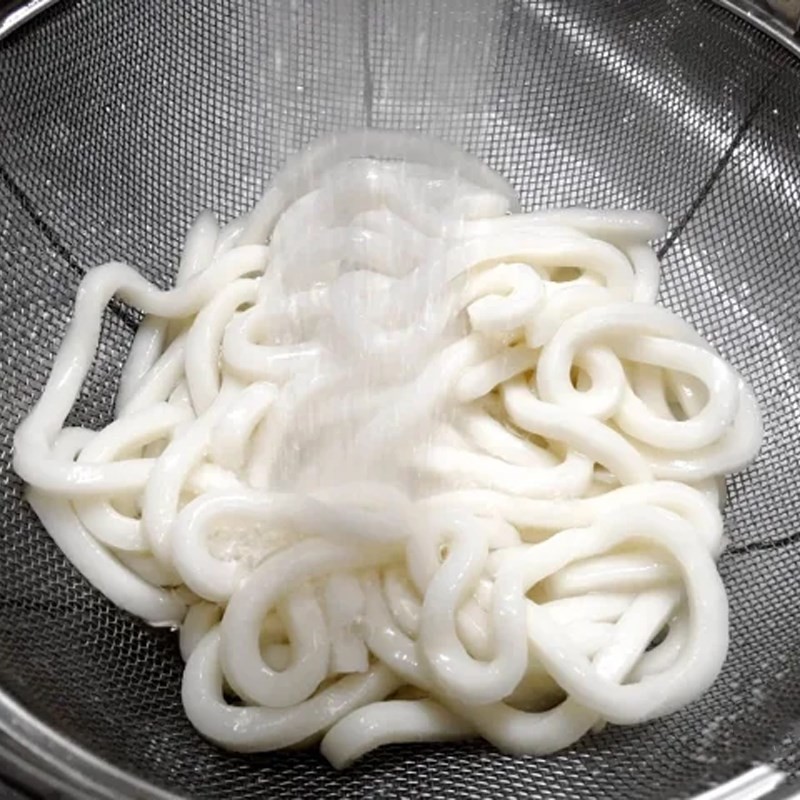 Trụng mì udon cho mì udon gà kim chi