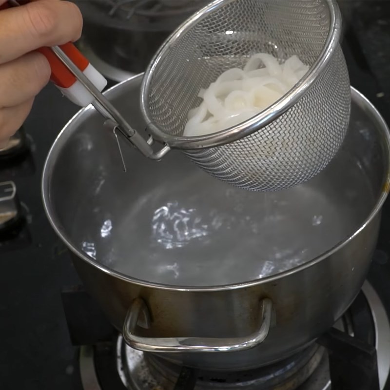 Trụng sợi mì quảng trong nước sôi