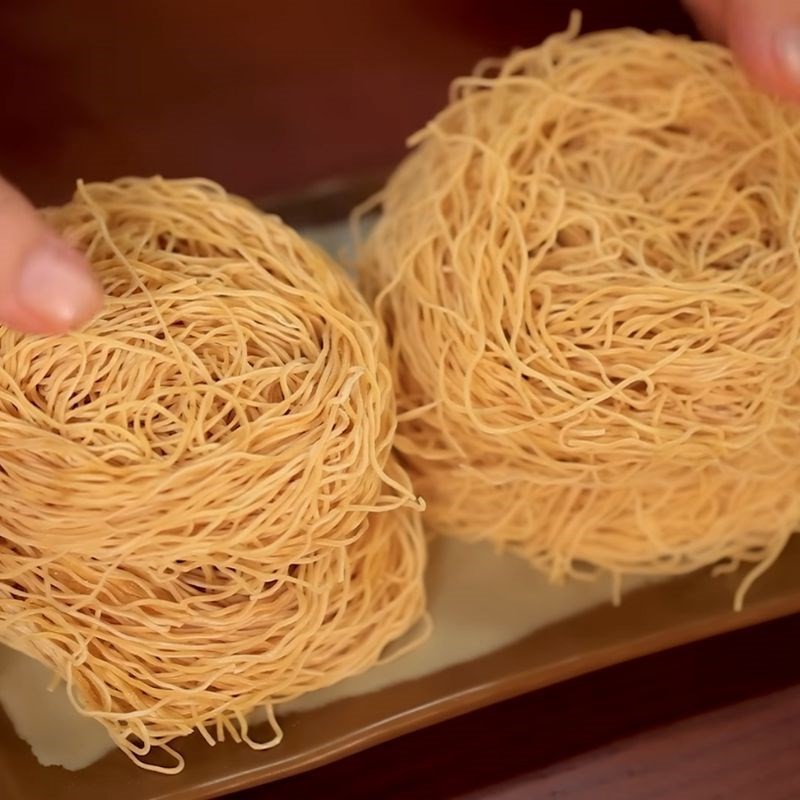 Luộc mì vắt trong nước sôi có thêm dầu ăn để mì tơi