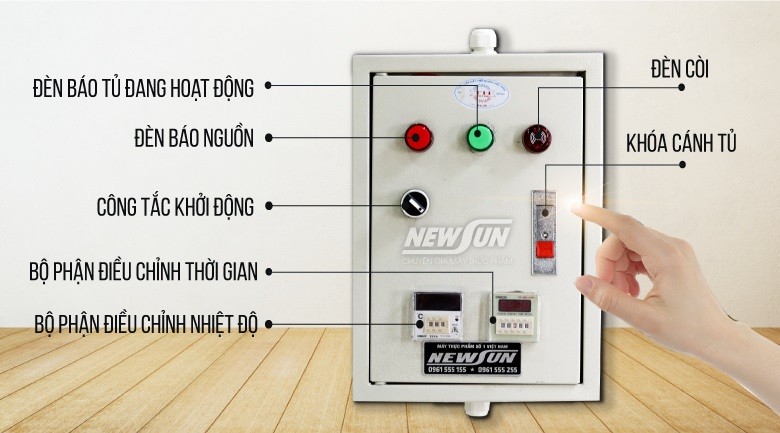 Mô tả: Bảng điều khiển của tủ hấp cơm công nghiệp, minh họa các nút chức năng cài đặt thời gian và nhiệt độ để nấu cơm.