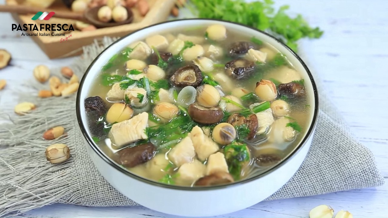 Món canh nấm hạt sen thanh đạm, là một trong những cách nấu món ăn chay ngon được nhiều người yêu thích