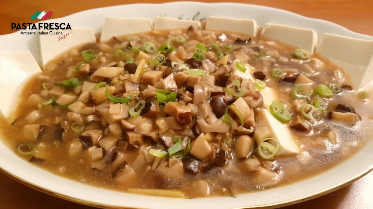 Đĩa đậu hũ non sốt nấm đông cô hấp dẫn, minh họa cách nấu món ăn chay ngon đơn giản tại nhà