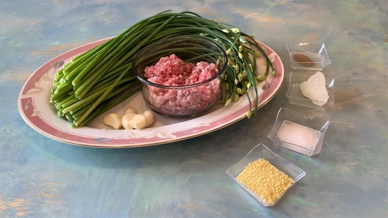 Nguyên liệu chính chuẩn bị cho món canh bông hẹ thịt heo xay, bao gồm hẹ, thịt băm, tỏi và gia vị