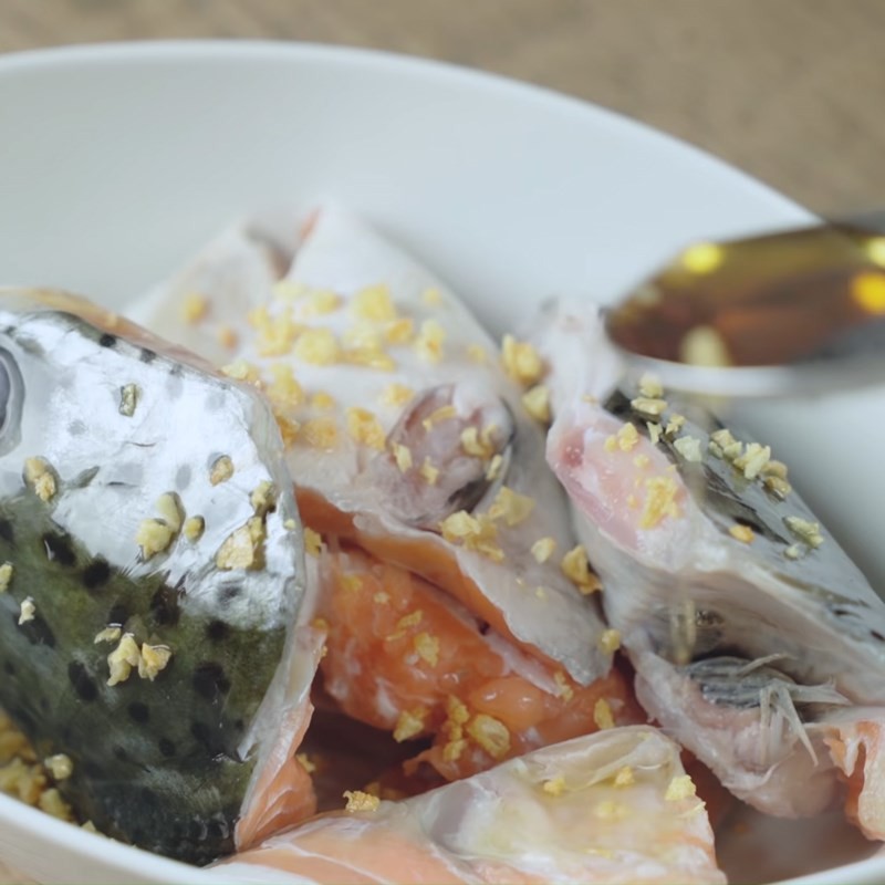 Chuẩn bị cá hồi đã ướp để nấu canh kim chi cá hồi thơm ngon