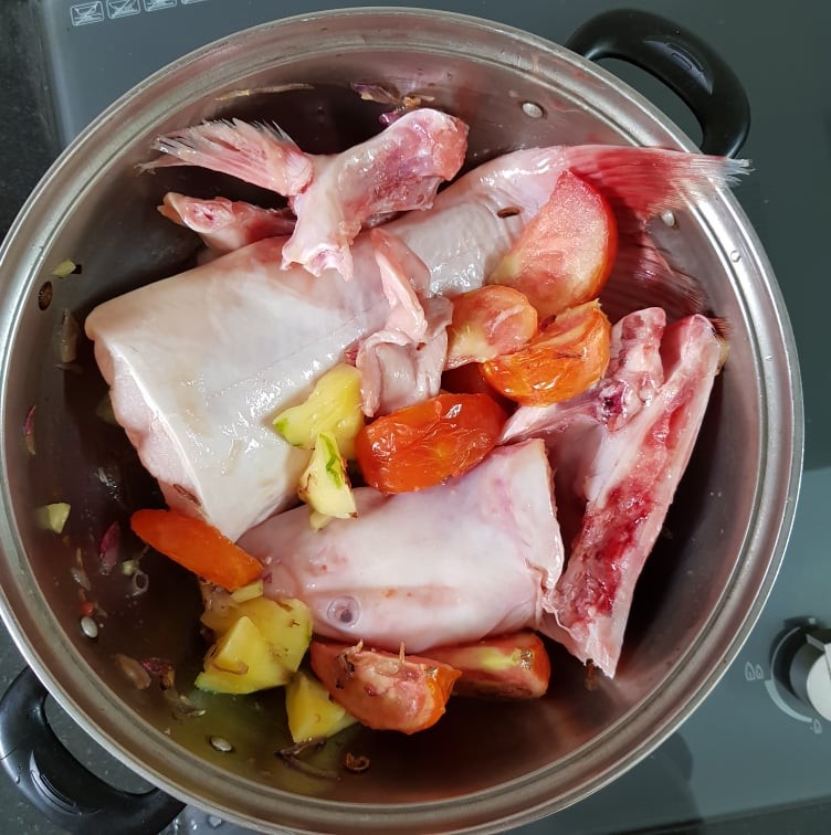 Ướp cá lăng với cà chua và thơm