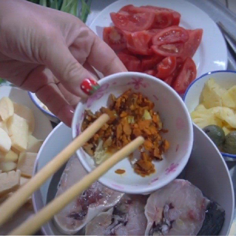 Ướp cá tầm với gia vị truyền thống