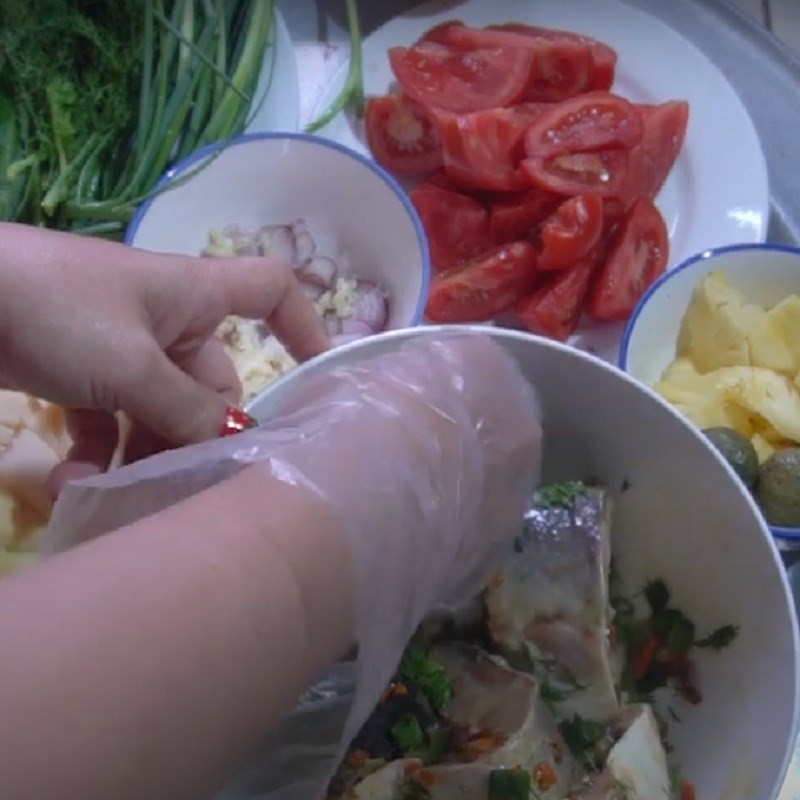Cá tầm thấm gia vị sẵn sàng cho món canh chua