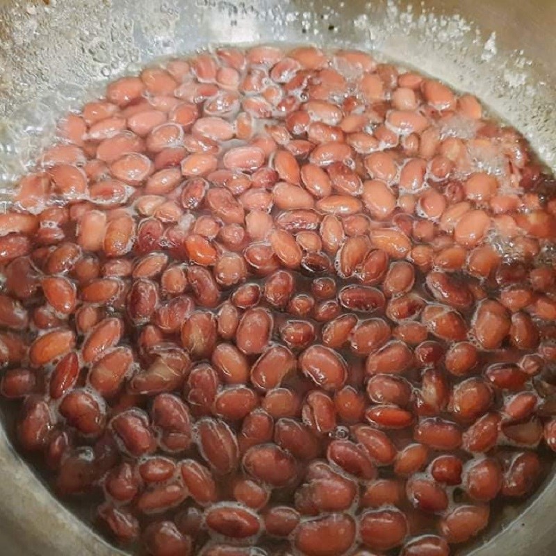 Đậu đỏ ướp đường đang ngấm gia vị chuẩn bị cho công đoạn nấu chè