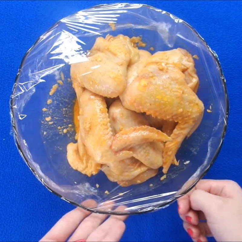 Gà được tẩm ướp gia vị đều khắp mình