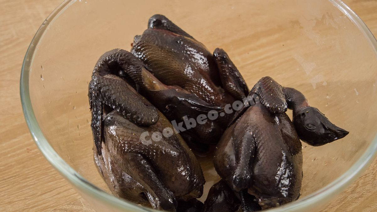 Gà ác đang được tẩm ướp gia vị chuẩn bị cho cách nấu gà với ngải cứu hầm thuốc bắc