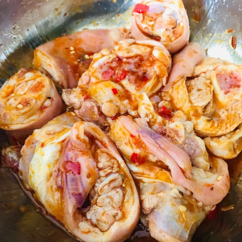 Giò heo đã được trộn đều với hỗn hợp gia vị, sẵn sàng cho quá trình ướp để thấm vị trước khi nấu lagu