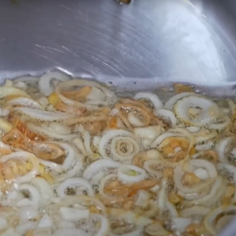 Cắt hành tím để làm hành phi giòn ngon