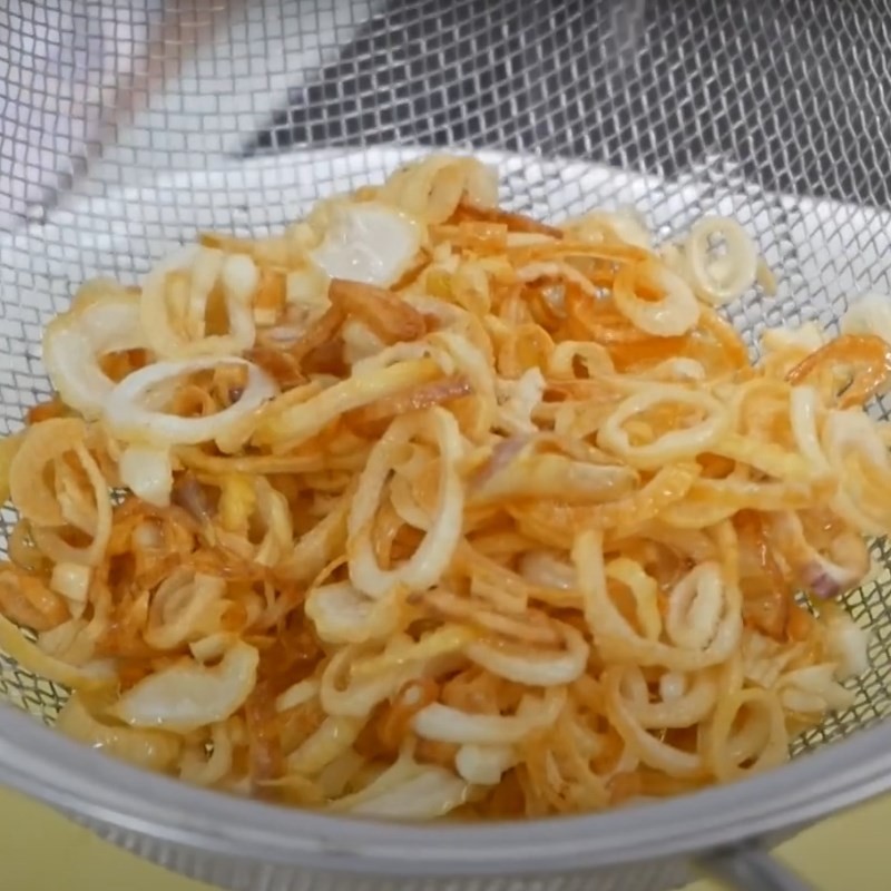 Hành phi giòn rụm vừa vớt khỏi chảo dầu